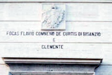 Lo stemma nobiliare  ancora presente